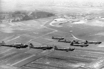 Het Militair Vliegwezen in vredestijd: Fairey Battle-bommenwerpers boven de basis van Evere
